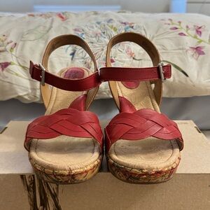 B.o.c. Women’s platform wedge leather sandal size 9M flower patterns